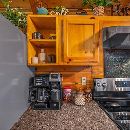 Log Cabin, Hot Tub, Fireplace, Pool Table & Views! Sevierville Eksteriør bilde