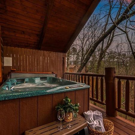 Log Cabin, Hot Tub, Fireplace, Pool Table & Views! Sevierville Eksteriør bilde
