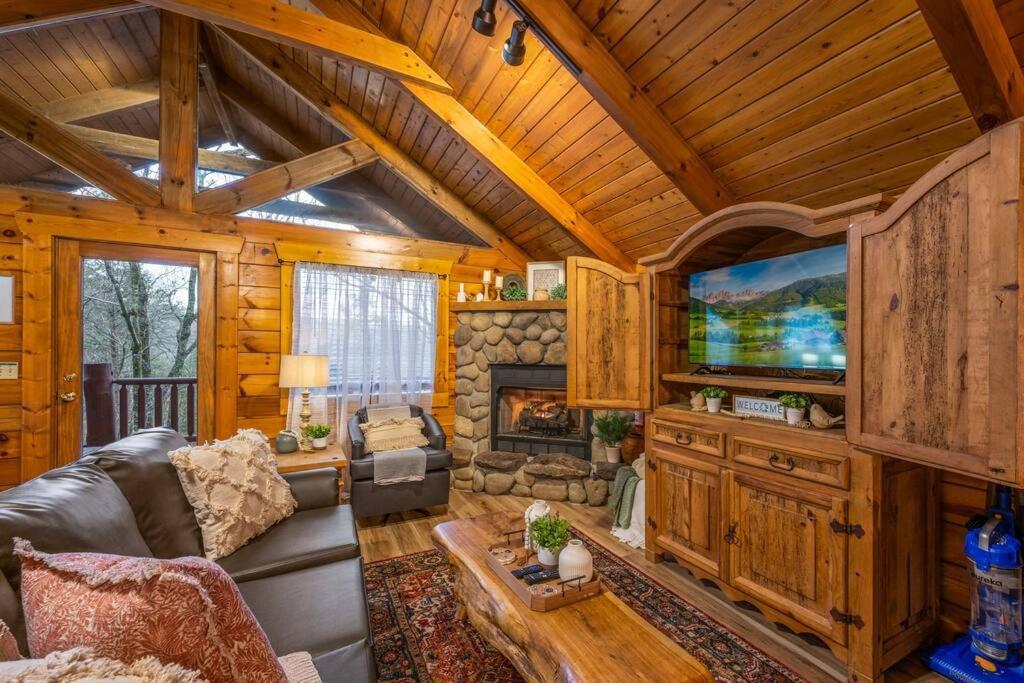 Log Cabin, Hot Tub, Fireplace, Pool Table & Views! Sevierville Eksteriør bilde
