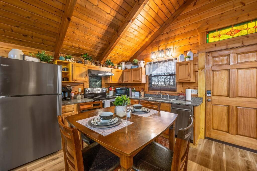 Log Cabin, Hot Tub, Fireplace, Pool Table & Views! Sevierville Eksteriør bilde