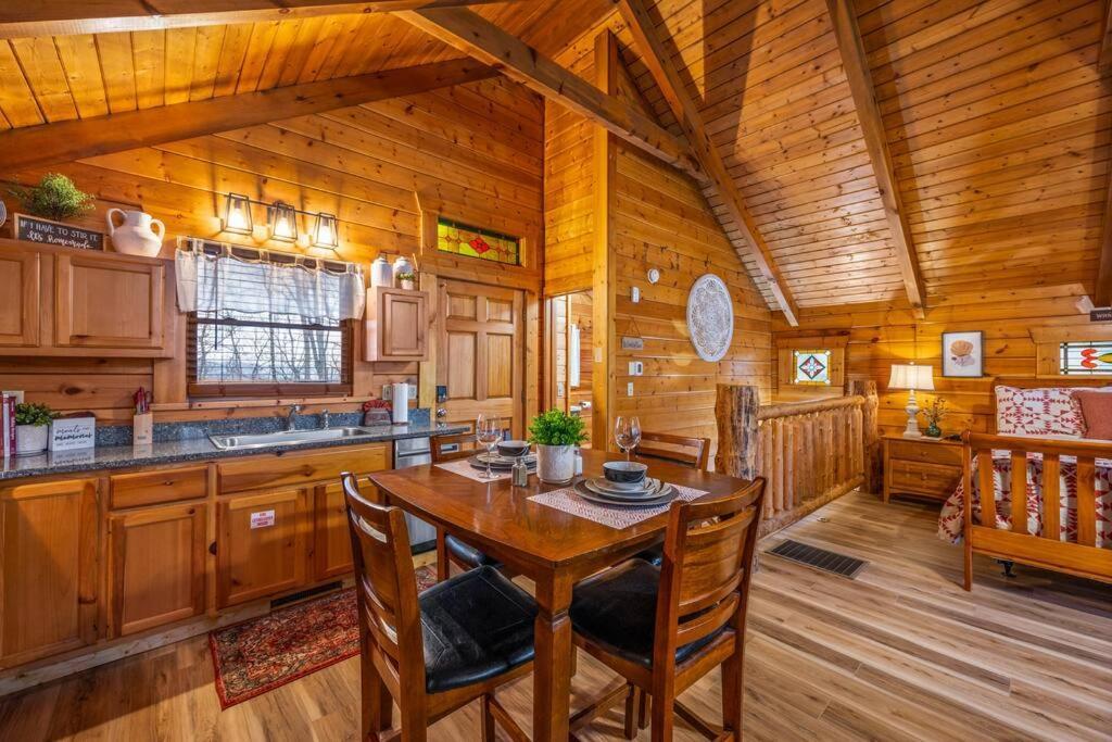 Log Cabin, Hot Tub, Fireplace, Pool Table & Views! Sevierville Eksteriør bilde