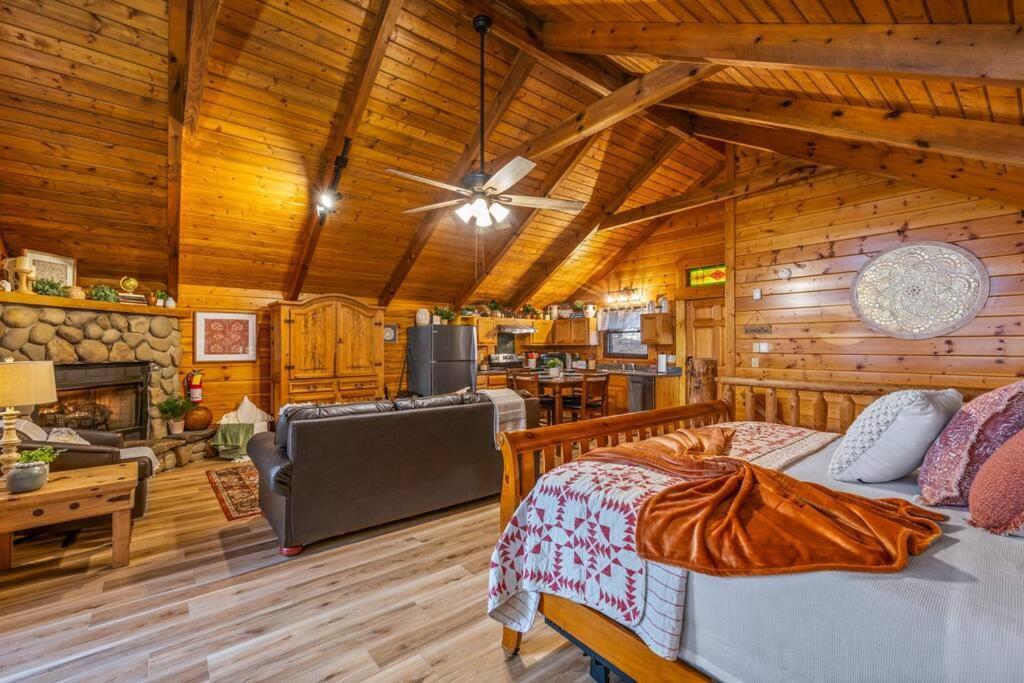 Log Cabin, Hot Tub, Fireplace, Pool Table & Views! Sevierville Eksteriør bilde