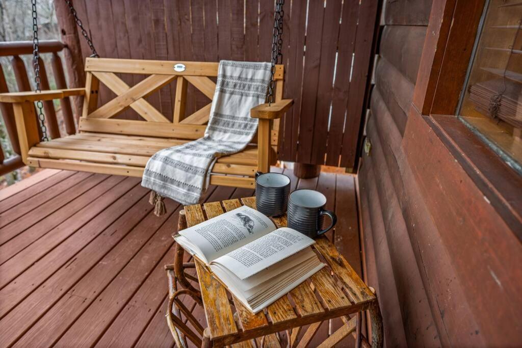 Log Cabin, Hot Tub, Fireplace, Pool Table & Views! Sevierville Eksteriør bilde