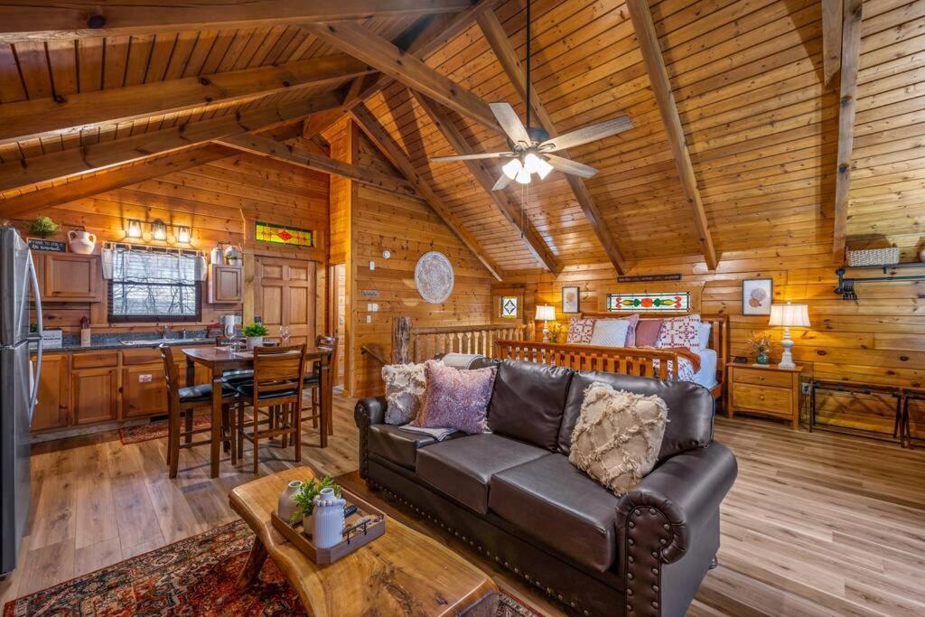 Log Cabin, Hot Tub, Fireplace, Pool Table & Views! Sevierville Eksteriør bilde