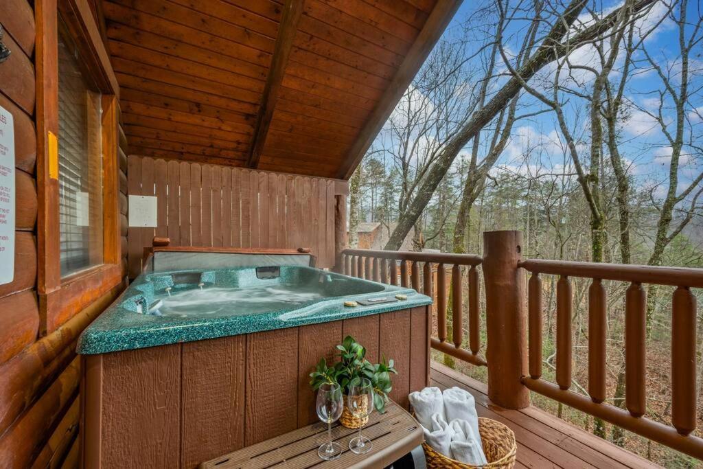 Log Cabin, Hot Tub, Fireplace, Pool Table & Views! Sevierville Eksteriør bilde
