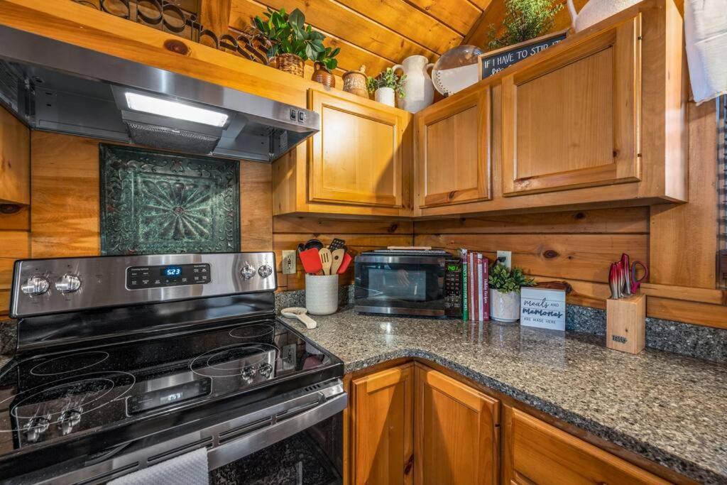 Log Cabin, Hot Tub, Fireplace, Pool Table & Views! Sevierville Eksteriør bilde