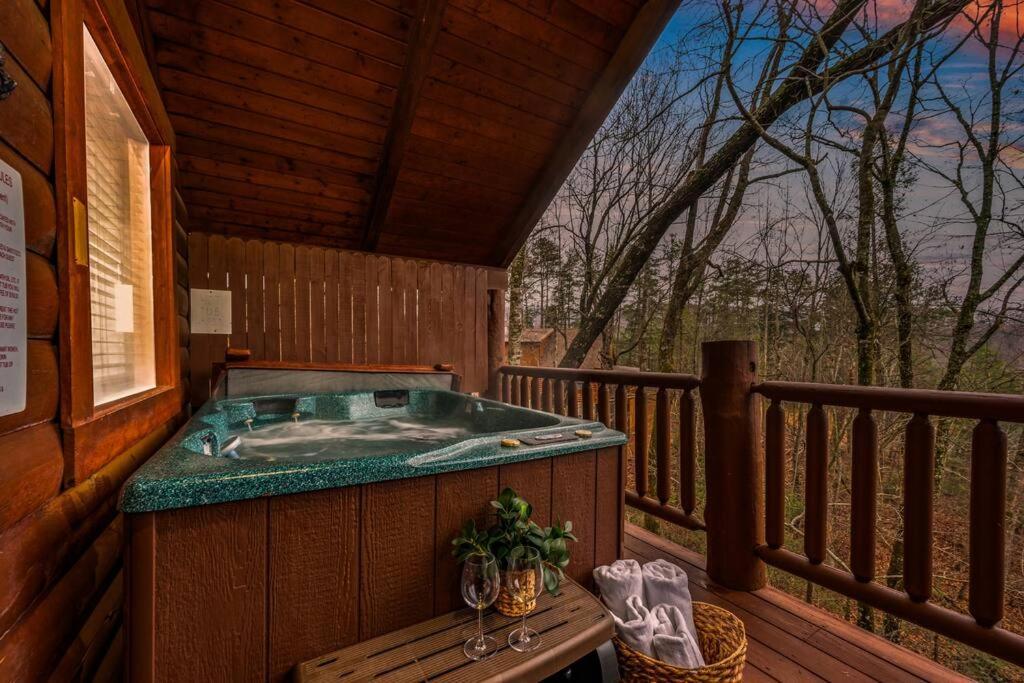 Log Cabin, Hot Tub, Fireplace, Pool Table & Views! Sevierville Eksteriør bilde