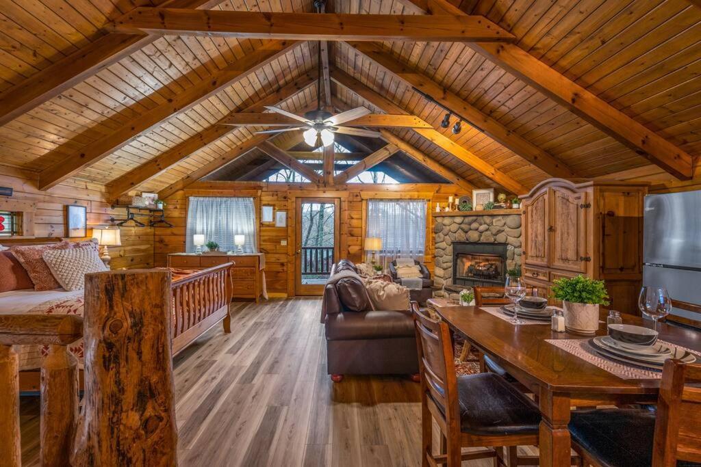 Log Cabin, Hot Tub, Fireplace, Pool Table & Views! Sevierville Eksteriør bilde
